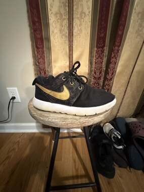 Nike Roshe One Print (PS)  Kid's Shoes Black/Metallic Gold 749355-010 Size 1Y